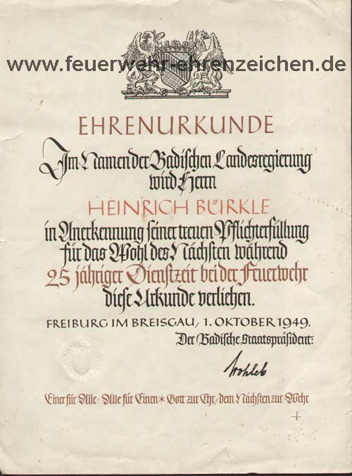 EHRENURKUNDE / Im Namen der Badischen Landesregierung wird Herrn HEINRICH BÜRKLE in Anerkennung seiner treuen Pflichterfüllung für das Wohl des Nächsten während 25 jähriger Dienstzeit bei der Feuerwehr diese Urkunde verliehen. / FREIBURG IM BREISGAU, 1.OKTOBER 1949 / Der Badische Staatspräsident