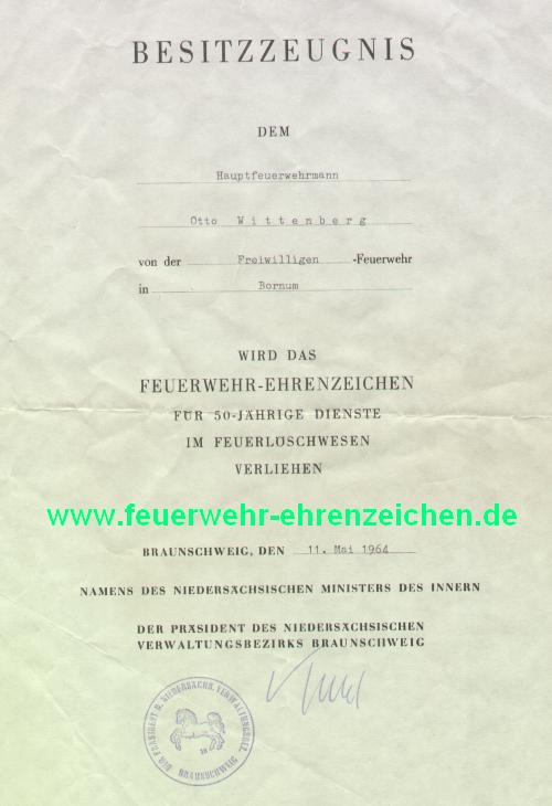 BESITZZEUGNIS / Dem Hauptfeuerwehrmann Otto Wittenberg von der freiwilligen Feuerwehr in Bornum WIRD DAS FEUERWEHR-EHRENZEICHEN FÜR 50-JÄHRIGE DIENSTE IM FEUERLÖSCHWESEN VERLIEHEN.