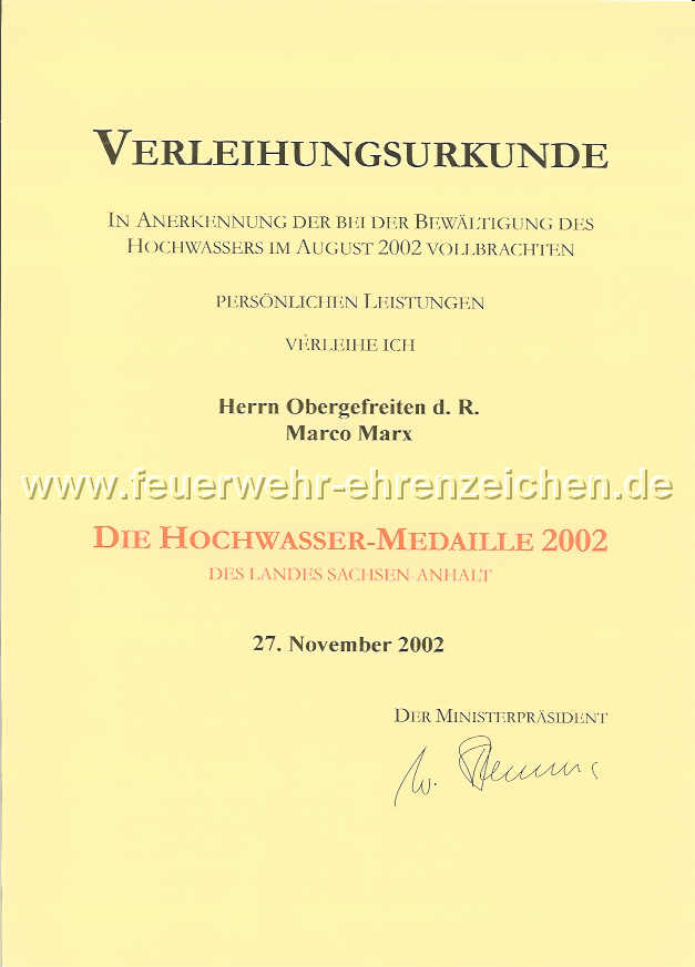 VERLEIHUNGSURKUNDE / IN ANERKENNUNG DER BEI DER BEWÄLTIGUNG DES HOCHWASSERS IM AUGUST 2002 VOLLBRACHTEN PERSÖNLICHEN LEISTUNGEN VERLEIHE ICH Herrn Obergefreiten d. R. Marco Marx DIE HOCHWASSER-MEDAILLE 2002 DES LANDES SACHSEN-ANHALT