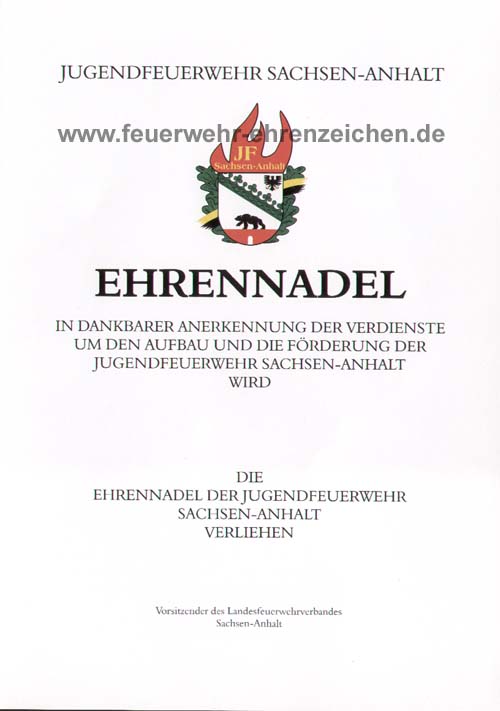 JUGENDFEUERWEHR SACHSEN-ANHALT / EHRENNADEL / IN DANKBARER ANERKENNUNG DER VERDIENSTE UM DEN AUFBAU UND DIE FÖRDERUNG DER JUGENDFEUERWEHR SACHSEN-ANHALT WIRD / xxx / DIE EHRENNADEL DER JUGENDFEUERWEHR SACHSEN-ANHALT VERLIEHEN