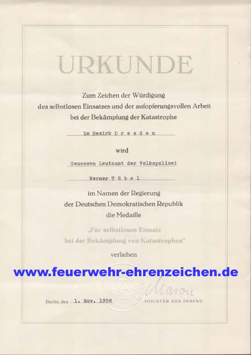 URKUNDE / Zum Zeichen der Würdigung des selbstlosen Einsatzes und der aufopferungsvollen Arbeit bei der Bekämpfung der Katastrophe im Bezirk Dresden wird Genossen Leutnant der Volkspolizei Werner Tübel im Namen der Regierung der Deutschen Demokratischen Republik die Medaille Für selbstlosen Einsatz bei der Bekämpfung von Katastrophen verliehen