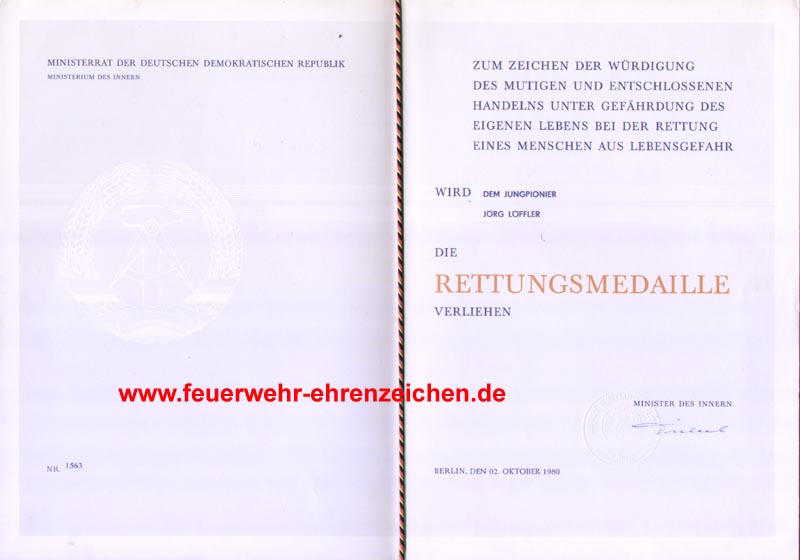 MINISTERRAT DER DEUTSCHEN DEMOKRATISCHEN REPUBLIK / MINISTERIUM DES INNERN / Zum Zeichen der Würdigung des mutigen und entschlossenen Handelns unter Gefährdung des eigenen Lebens bei der Rettung eines Menschen aus Lebensgefahr wird dem Jungpionier Jörg LÖffler die Rettungsmedaille verliehen