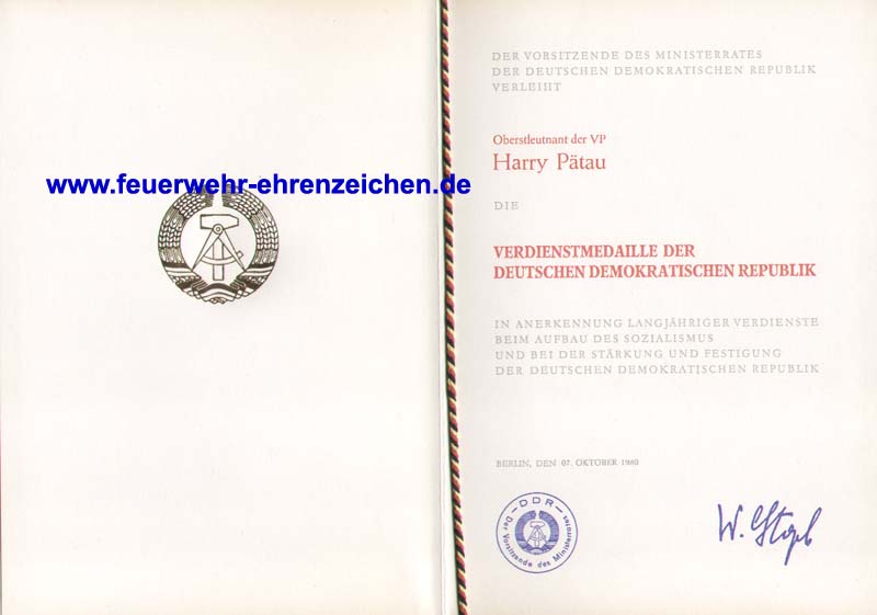 DER VORSITZENDE DES MINISTERRATES DER DEUTSCHEN DEMOKRATISCHEN REPUBLIK VERLEIHT Oberstleutnant der VP Harry Pätau DIE VERDIENSTMEDAILLE DER DEUTSCHEN DEMOKRATISCHEN REPUBLIK IN ANERKENNUNG LANGJÄHRIGER VERDIENSTE BEIM AUFBAU DES SOZIALISMUS UND BEI DER STÄRKUNG UND FESTIGUNG DER DEUTSCHEN DEMOKRATISCHEN REPUBLIK