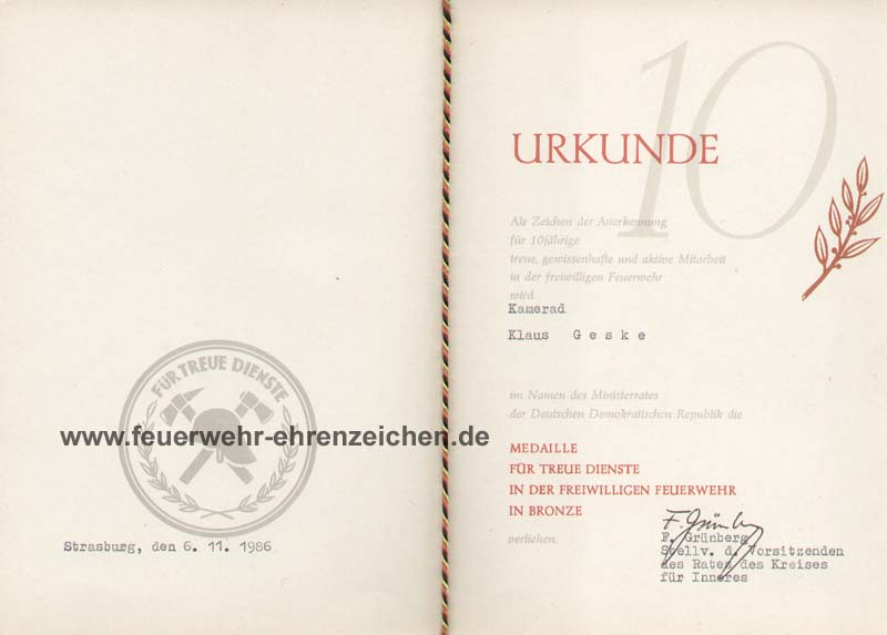 URKUNDE / Als Zeichen der Anerkennung für 10jährige treue, gewissenhafte und aktive Mitarbeit in der freiwilligen Feuerwehr wird Kamerad Klaus Geske die MEDAILLE FÜR TREUE DIENSTE IN DER FREIWILLIGEN FEUERWEHR IN BRONZE verliehen.