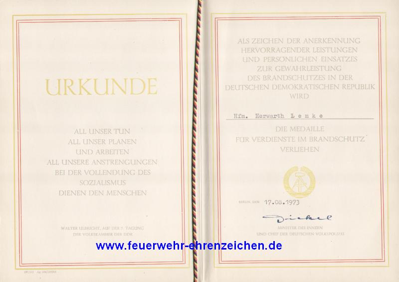 ALS ZEICHEN DER ANERKENNUNG HERVORRAGENDER LEISTUNGEN UND PERSÖNLICHEN EINSATZES ZUR GEWÄHRUNGLEISTUNG DES BRANDSCHUTZES IN DER DEUTSCHEN DEMOKRATISCHEN REPUBLIK WIRD Hfm. Herwarth Lemke DIE MEDAILLE FÜR VERDIENSTE IM BRANDSCHUTZ VERLEIHEN