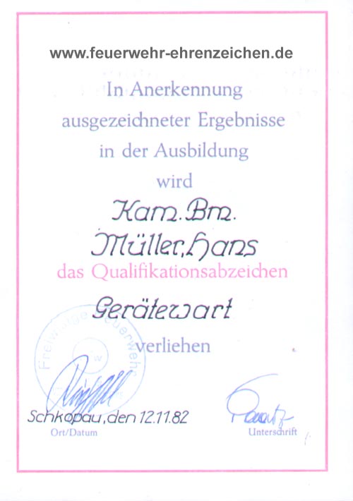 In Anerkennung ausgezeichneter Ergebnisse in der Ausbildung wird Kam. Bm. Müller, Hans das Qualifikationsabzeichen Gerätewart verliehen
