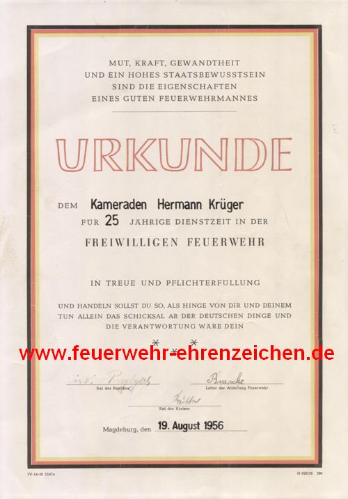 MUT, KRAFT, GEWANDHEIT UND EIN HOHES STAATSBEWUSSTSEIN SIND DIE EIGENSCHAFTEN EINES GUTEN FEUERWEHRMANNES / URKUNDE / DEM Kameraden Hermann Krüger FÜR 25 JÄHRIGE DIENSTZEIT IN DER FREIWILLIGEN FEUERWEHR IN TREUE UND PFLICHTERFÜLLUNG / UND HANDELN SOLLST DU SO, ALS HINGE VON DIR UND DEINEN TUN ALLEIN DAS SCHICKSAL AB DER DEUTSCHEN DINGE UND DIE VERANTWORTUNG WÄRE DEIN