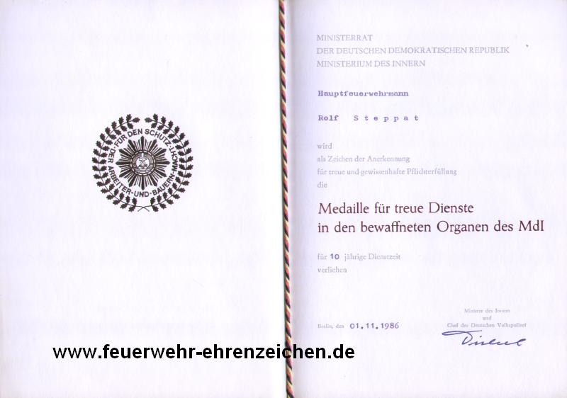 MINISTERRAT DER DEUTSCHEN DEMOKRATISCHEN REPUBLIK / MINISTERIUM DES INNERN / Hauptfeuerwehrmann Rolf Steppat wird als Zeichen der Anerkennung für treue und gewissenhafte Pflichterfüllung die Medaille für treue Dienste in den bewaffneten Organen des MdI für 10 jährige Dienstzeit verliehen