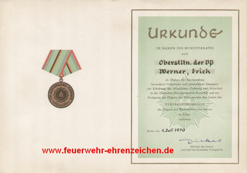 URKUNDE / IM NAMEN DES MINISTERRATES wird Oberstltn. der VP Werner, Erich als Zeichen der Anerkennung besonderer Verdienste und persönlichen Einsatzes zur Erhöhung der öffentlichen Ordnung und Sicherheit in der Deutschen Demokratischen Republik und zur Festigung der Organe des Ministeriums des Innern die Verdienstmedaille der Organe des Ministeriums des Innern in Silber verliehen