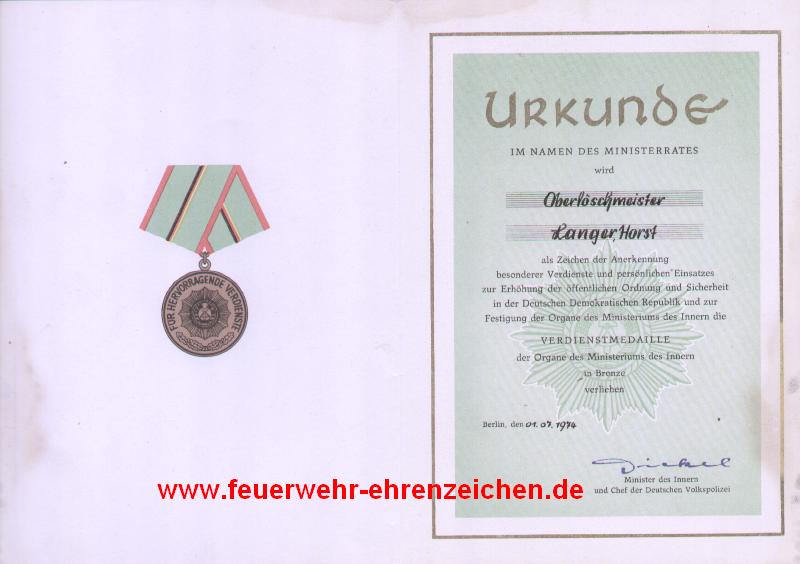 URKUNDE / IM NAMEN DES MINISTERRATES wird Oberlöschmeister Langer,Horst als Zeichen der Anerkennung besonderer Verdienste und persönlichen Einsatzes zur Erhöhung der öffentlichen Ordnung und Sicherheit in der Deutschen Demokratischen Republik und zur Festigung der Organe des Ministeriums des Innern die Verdienstmedaille der Organe des Ministeriums des Innern in Bronze verliehen