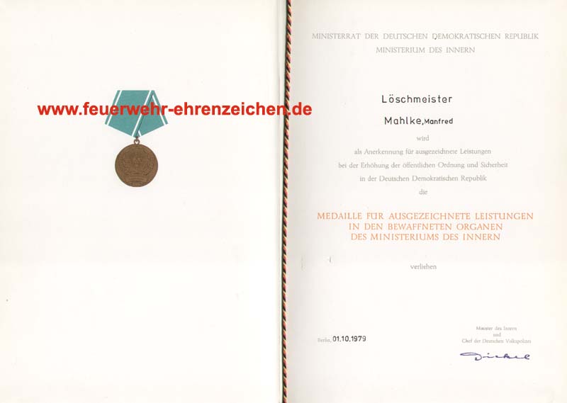 Ministerrat der Deutschen Demokratischen Republik / Ministerium des Innern / Löschmeister Mahlke, Manfred wird als Anerkennung ausgezeichneter Leistungen bei der Erhöhung der öffentlichen Ordnung und Sicherheit in der Deutschen Demokratischen Republik die "Medaille für ausgezeichnete Leistungen in den bewaffneten Organen des Ministeriums des Innern" verliehen