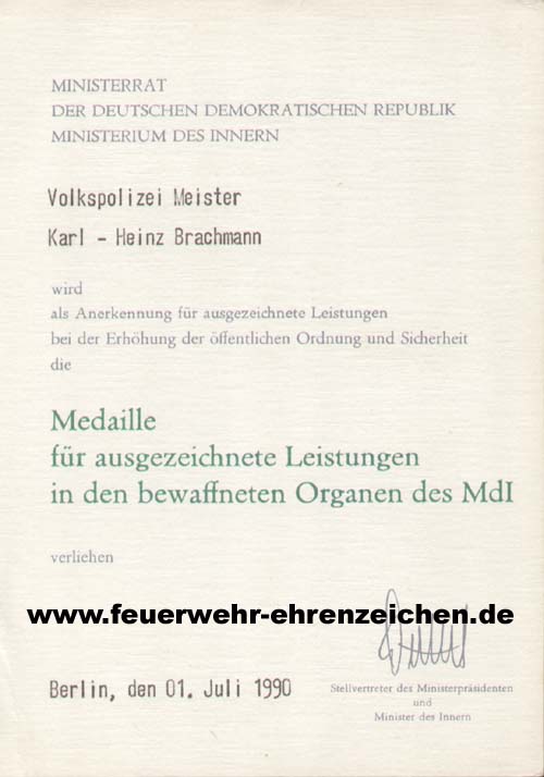 Ministerrat der Deutschen Demokratischen Republik / Ministerium des Innern / Volkspolizei Meister Karl-Heinz Brachmann wird als Anerkennung ausgezeichneter Leistungen bei der Erhöhung der öffentlichen Ordnung und Sicherheit die Medaille für ausgezeichnete Leistungen in den bewaffneten Organen des MdI verliehen