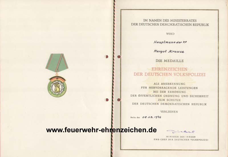 IM NAMEN DES MINISTERRATES DER DEUTSCHEN DEMOKRATISCHEN REPUBLIK wird Hauptmann der VP Margot Krause die Medaille EHRENZEICHEN DER DEUTSCHEN VOLKSPOLIZEI als Anerkennung für hervorragende Leistungen bei der Erhöhung der öffentlichen Ordnung und Sicherheit zum Schutze der Deutschen Demokratischen Republik verliehen