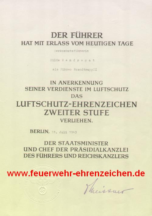 DER FÜHRER HAT MIT ERLASS VOM HEUTIGEN TAGE Werkschutzführerin Hilde Wendregat als Führer Brandtrupp II IN ANERKENNUNG SEINER VERDIENSTE IM LUFTSCHUTZ DAS LUFTSCHUTZ-EHRENZEICHEN ZWEITER STUFE VERLIEHEN.