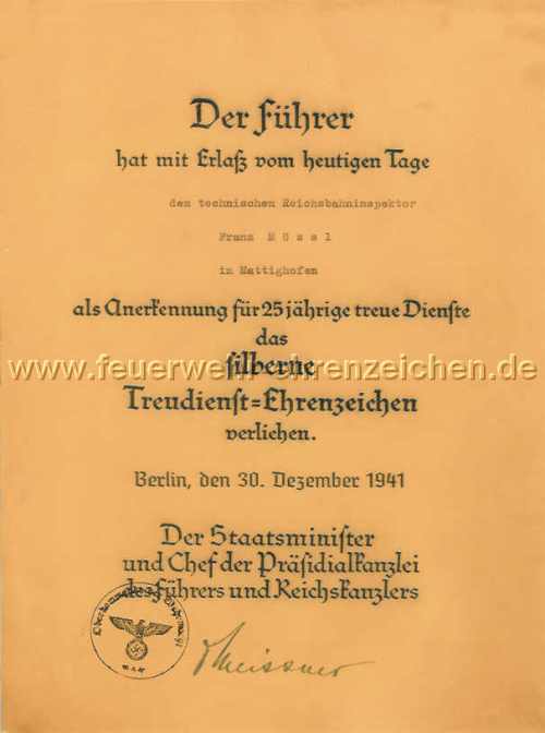 Der Führer hat mit Erlaß vom heutigen Tage den technischen Reichsbahninspektor Franz Mössl in Mattighofen als Anerkennung für 25jährige treue Dienste das silberne Treudienst=Ehrenzeichen verliehen.